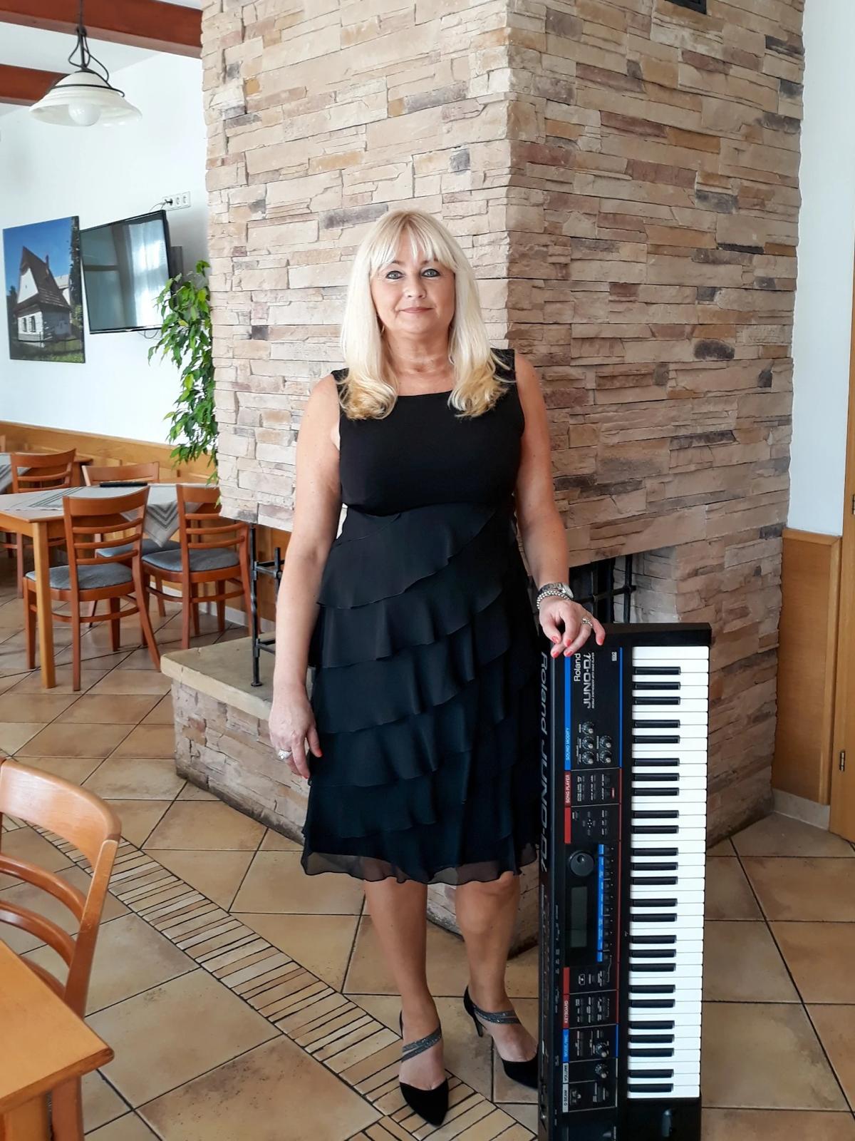 Alena Procházková — zpěvačka a klávesistka M&A Bandu